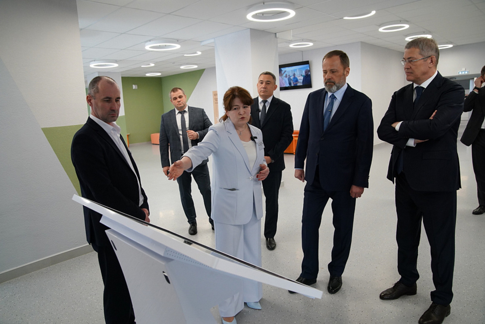 Игорь Комаров и Радий Хабиров посетили самую большую школу в Приволжском округе