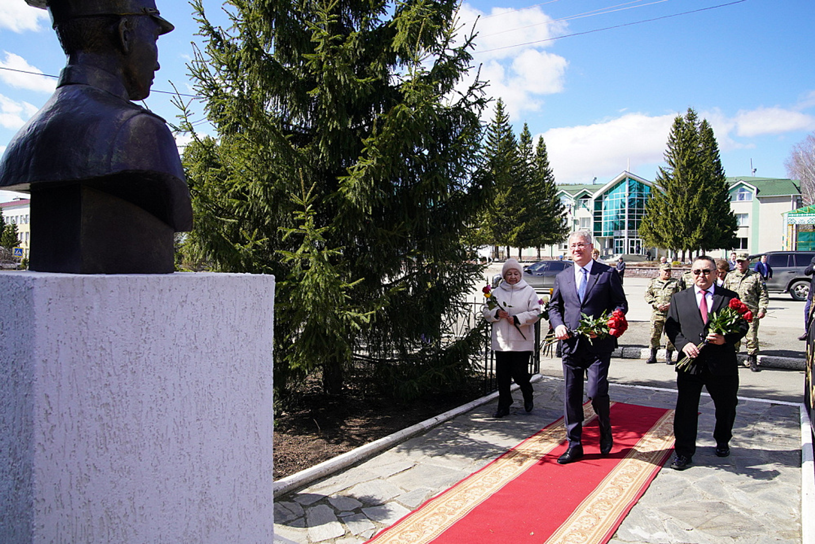 Радий Хабиров передал ордена генерала Шаймуратова семьям погибших участников СВО