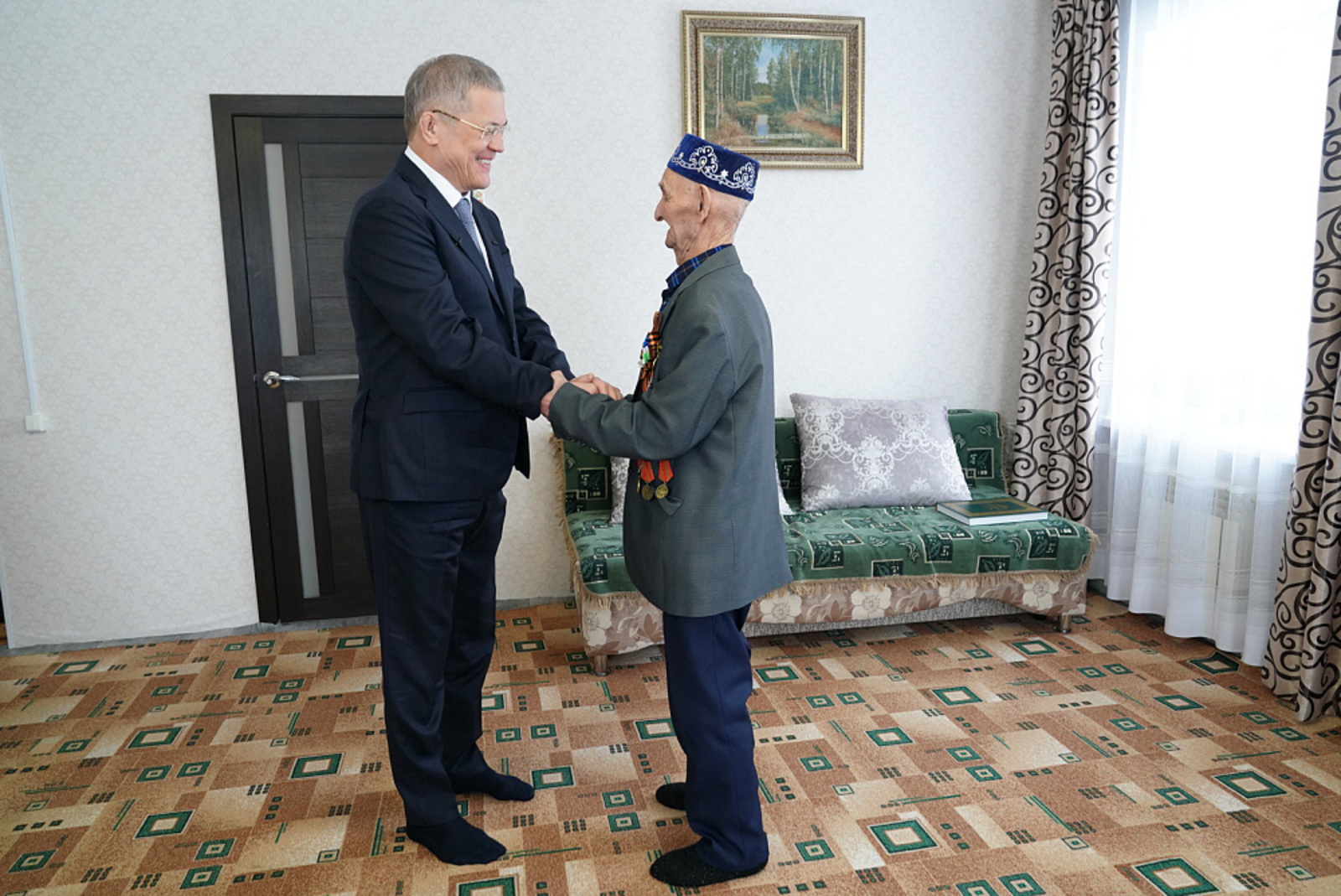 Радий Хабиров навестил ветерана В Габдрашита Аглиуллина