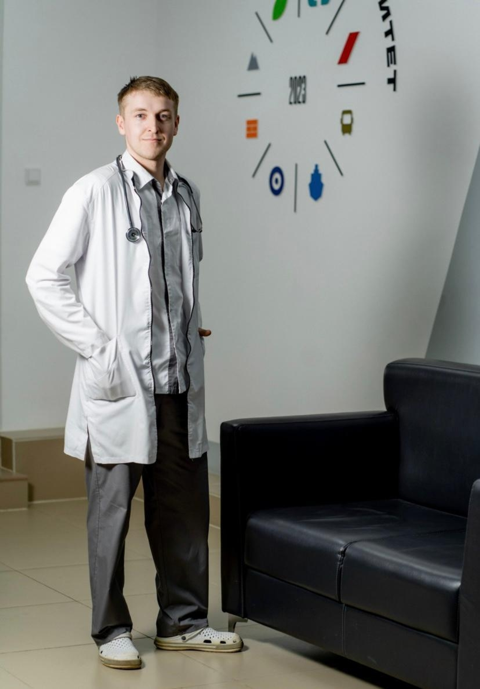 Ак халатлы егет