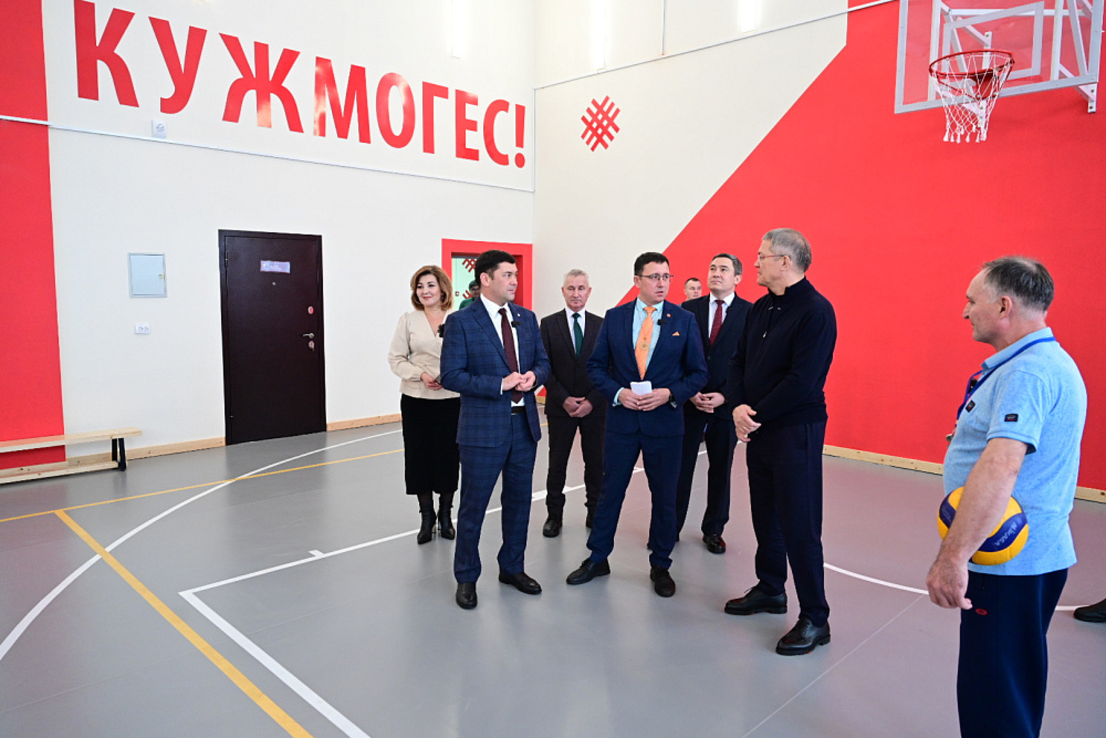 Р.Хабиров посетил новую полилингвальную многопрофильную школу в с.Новые Татышлы