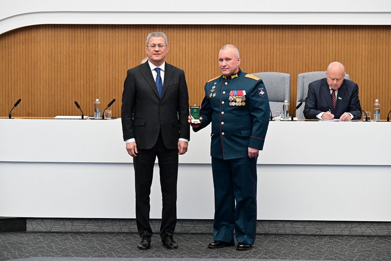 Р. Хабиров вручил орден генерала Шаймуратова гвардии полковнику В.Кухальскому