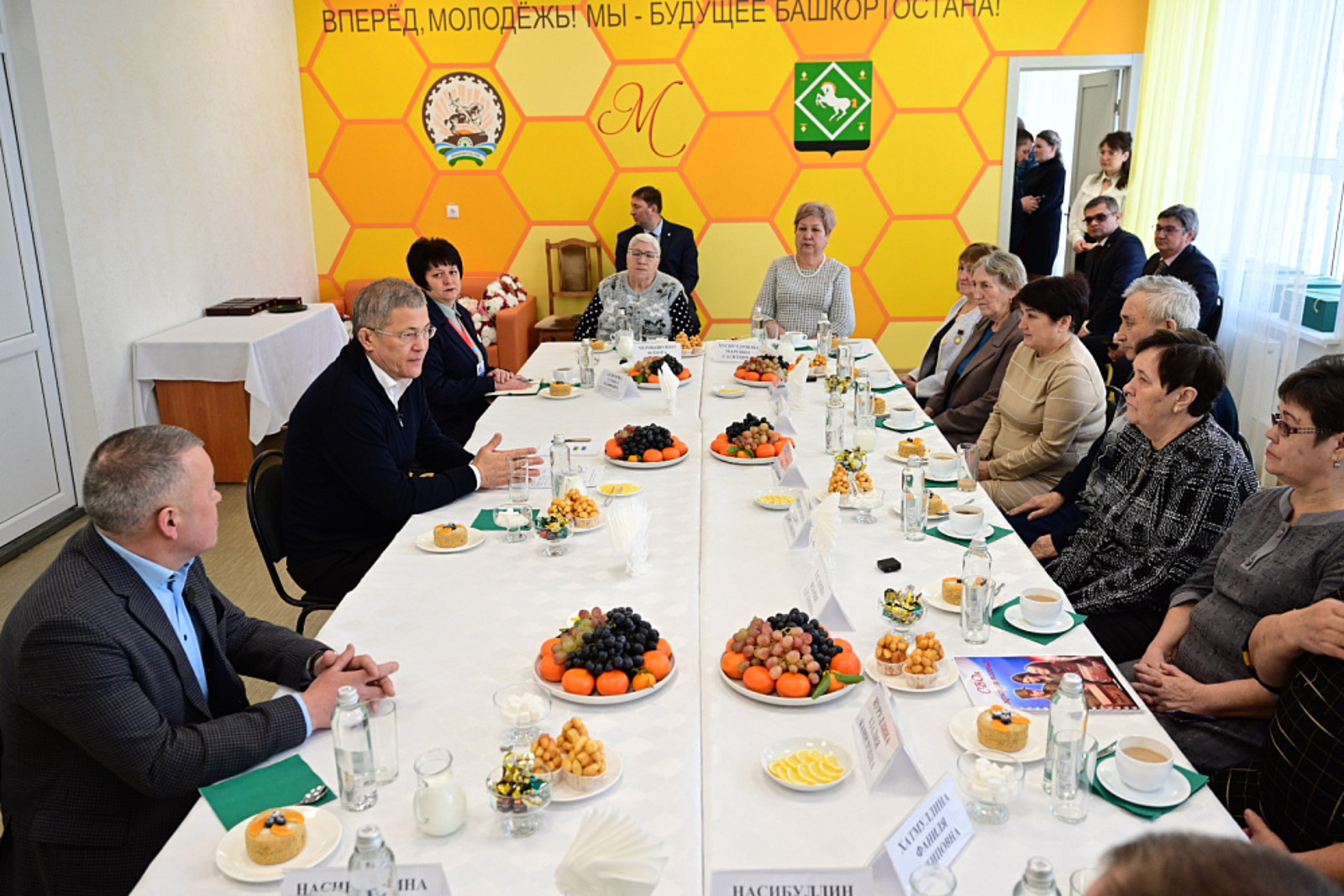 Радий Хабиров передал ордена генерала Шаймуратова семьям погибших участников СВО