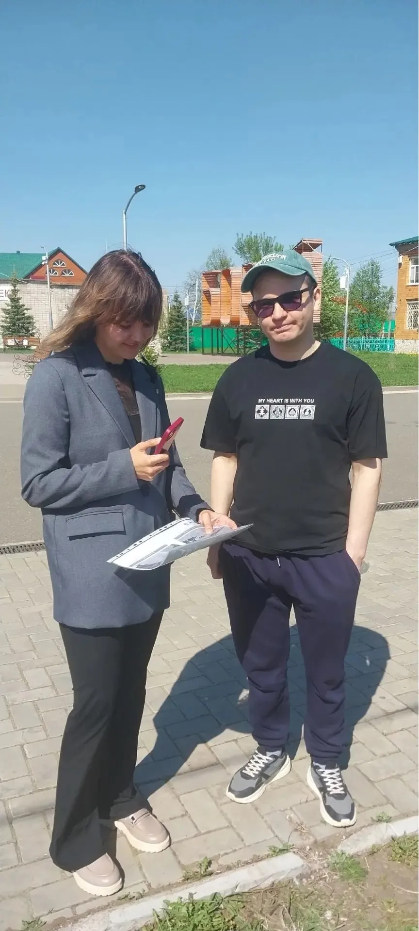 Волонтеры продолжают сбор голосов за благоустройство территории торговой площади