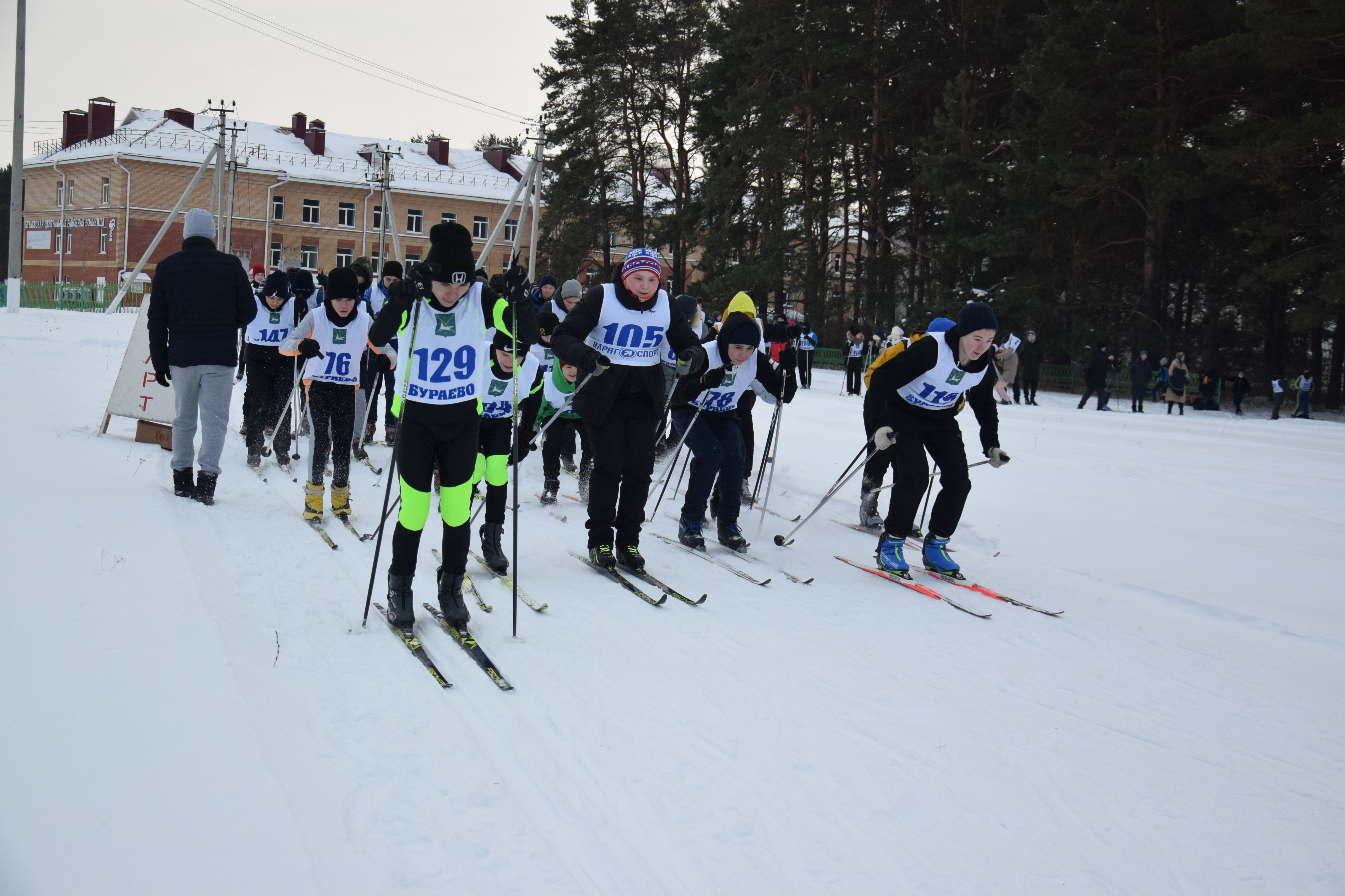 В Бураево прошли соревнования по лыжным гонкам среди школьников «Лыжня румяных»