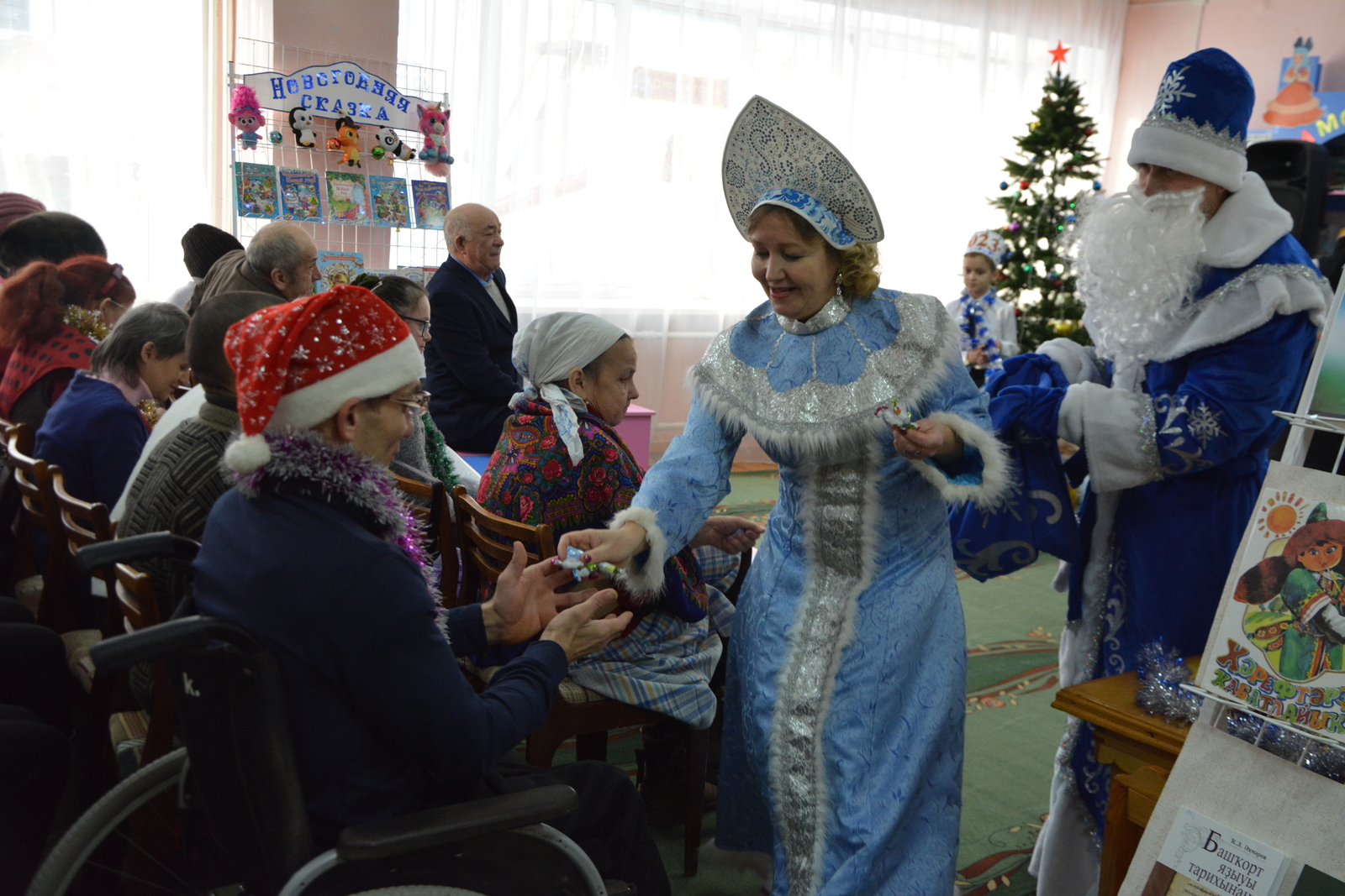 Фото: Маргарита Гимазетдинова  В районной библиотеке состоялось новогоднее мероприятие для читателей с ОФВ