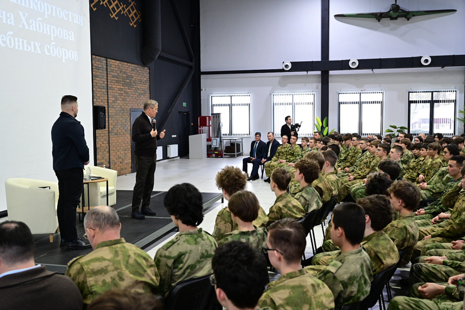 Радий Хабиров встретился с участниками учебных сборов в парке «Патриот»