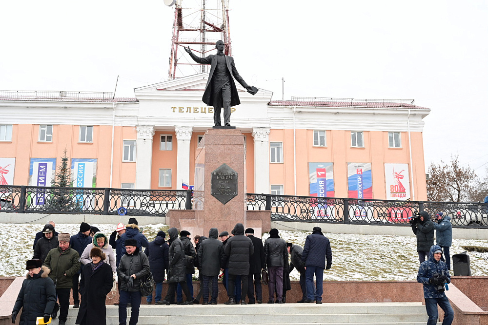 Участники конференции к 30-летию Всемирного курултая башкир возложили цветы