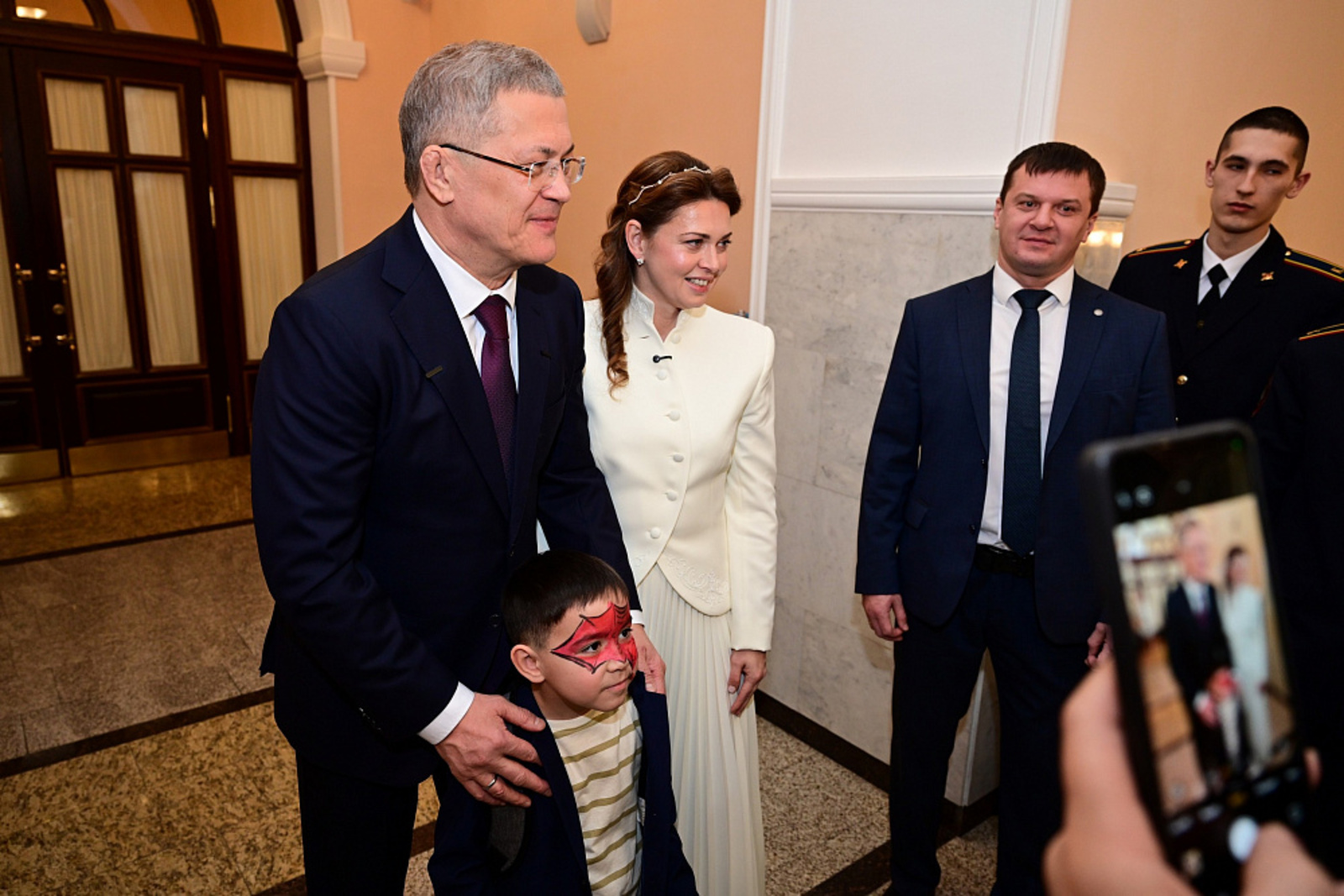 На «Аксаковской ёлке» Радий Хабиров поздравил особенных детей с Новым годом