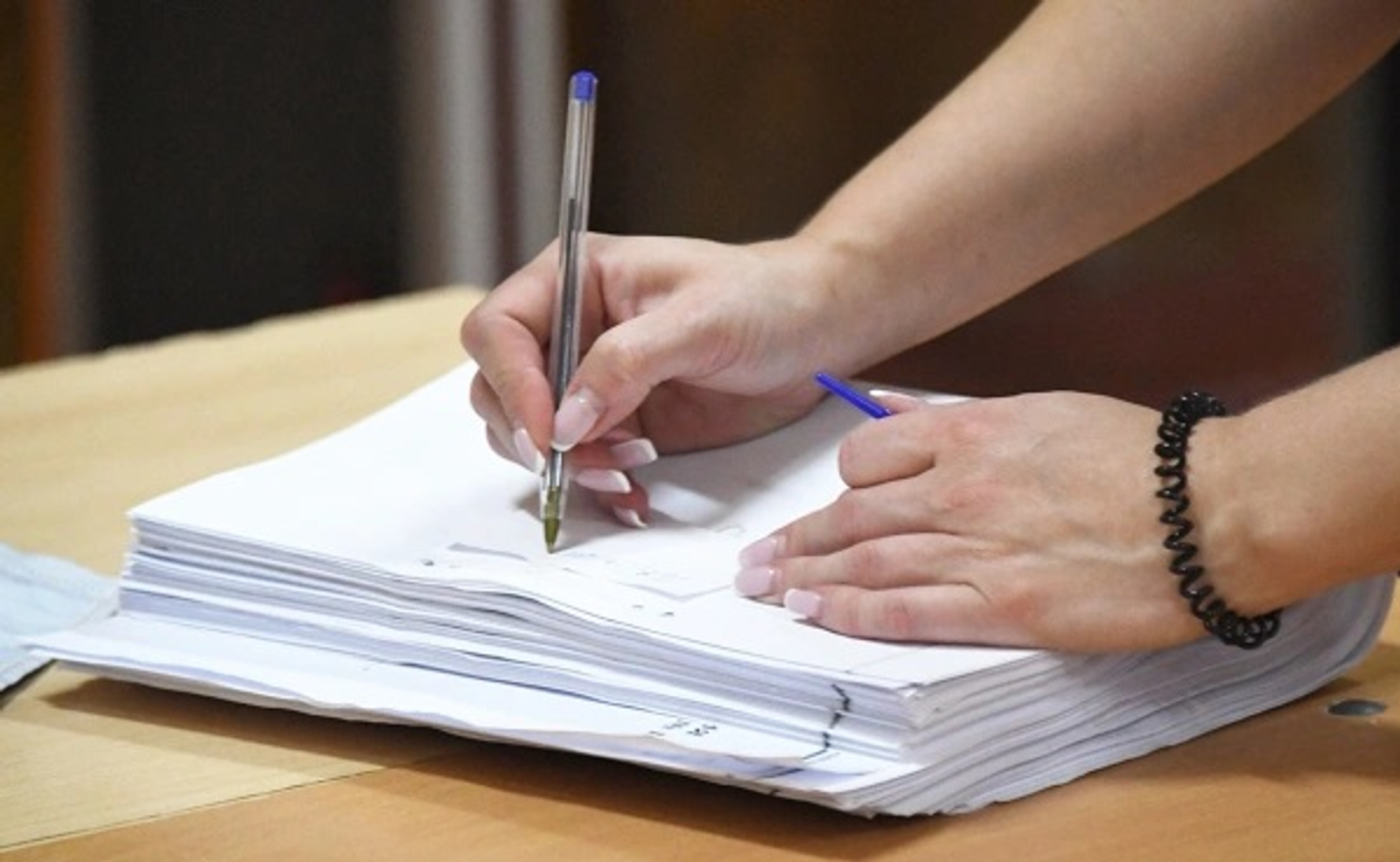 Путин поручил снизить бумажную нагрузку на учителей и врачей