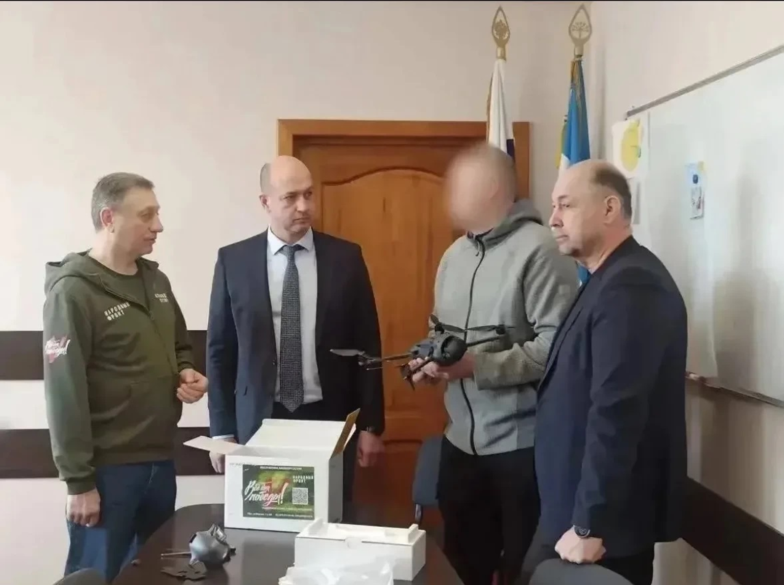 Руководитель Агентства по печати и СМИ  Максим Ульчев передал квадрокоптер