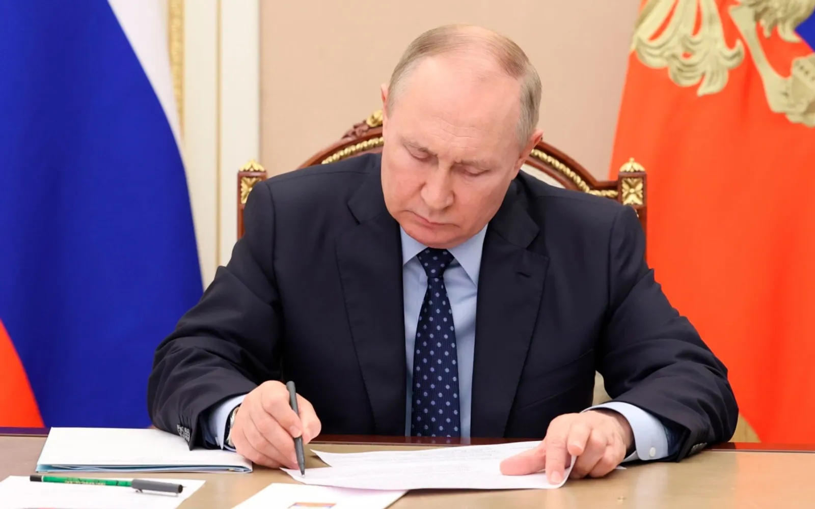 Путин подписал закон о штрафах за продажу нелегальной табачной продукции