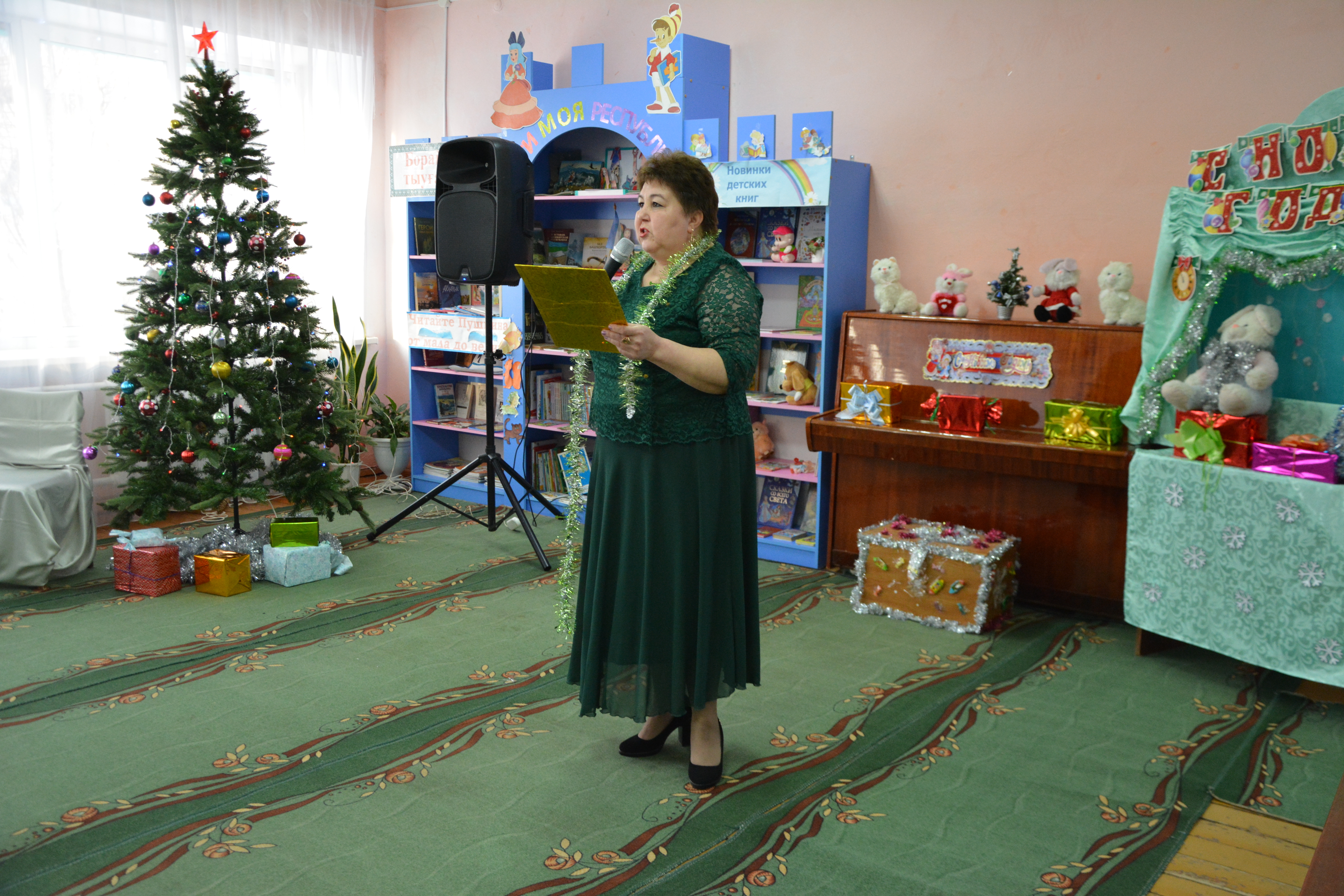 В районной библиотеке состоялся новогодний утренник для читателей с ОФВ