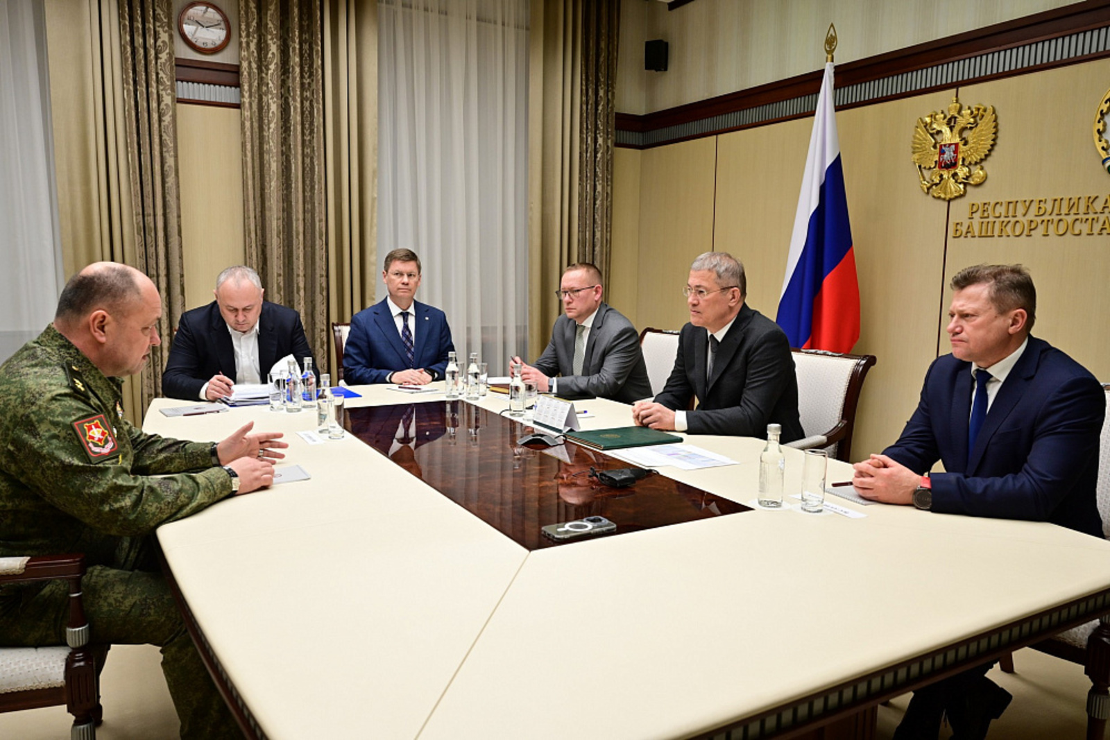 Встреча с врио командующего войсками Дмитрием Овчаровым