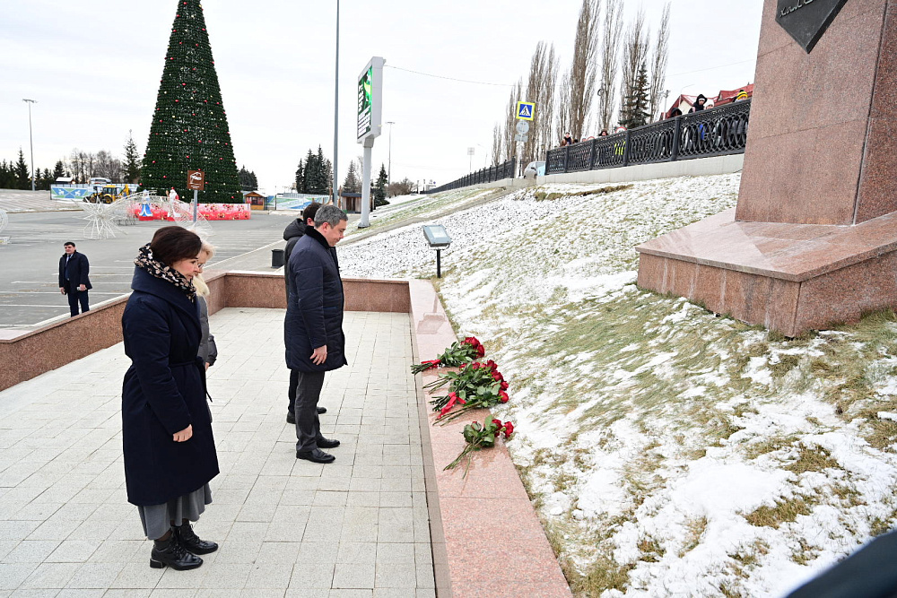 Участники конференции к 30-летию Всемирного курултая башкир возложили цветы