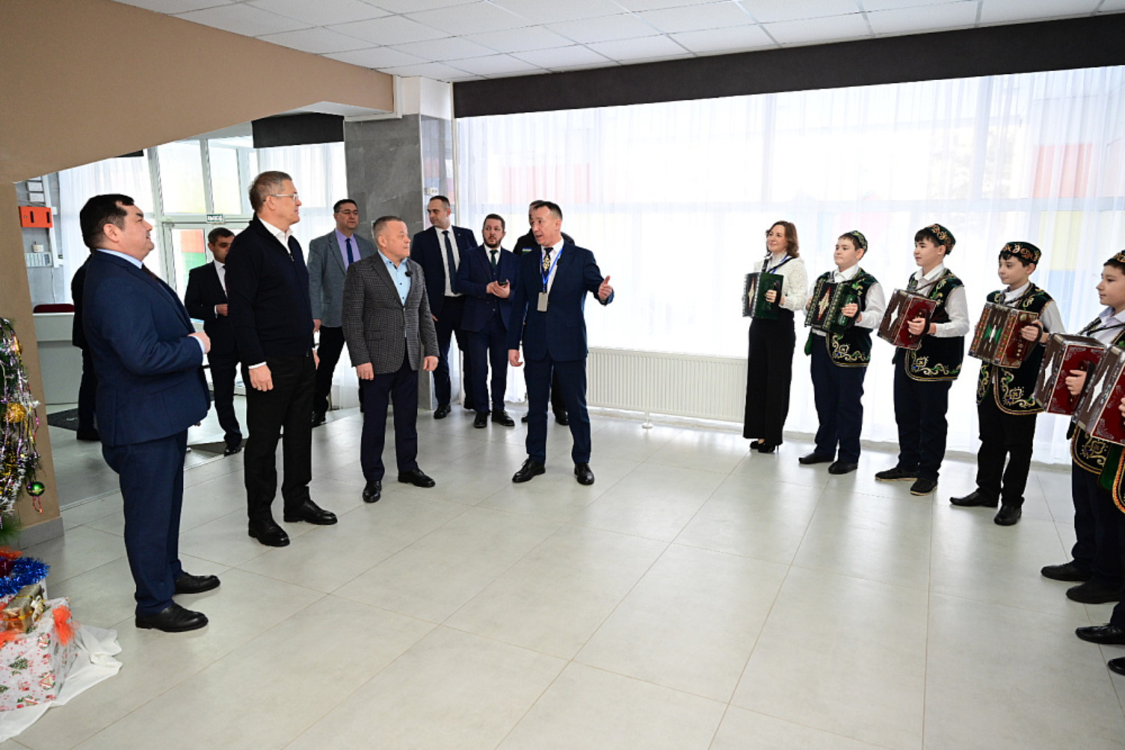 Радий Хабиров посетил обновлённую детскую школу искусств в Янауле