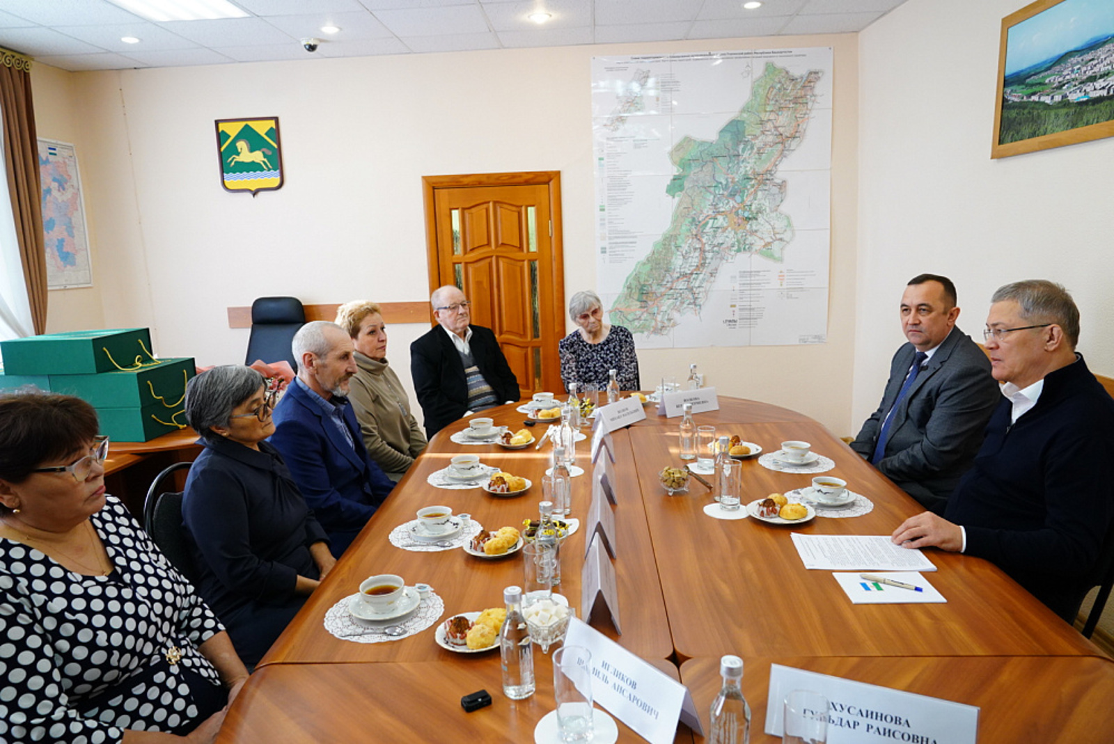 Радий Хабиров передал ордена генерала Шаймуратова семьям погибших участников СВО