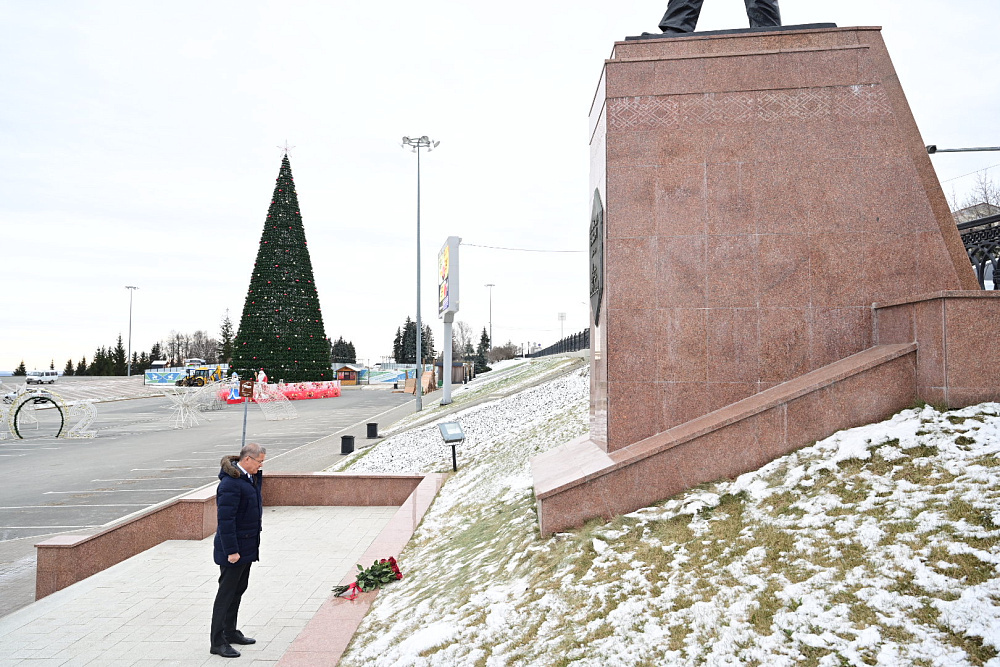 Участники конференции к 30-летию Всемирного курултая башкир возложили цветы