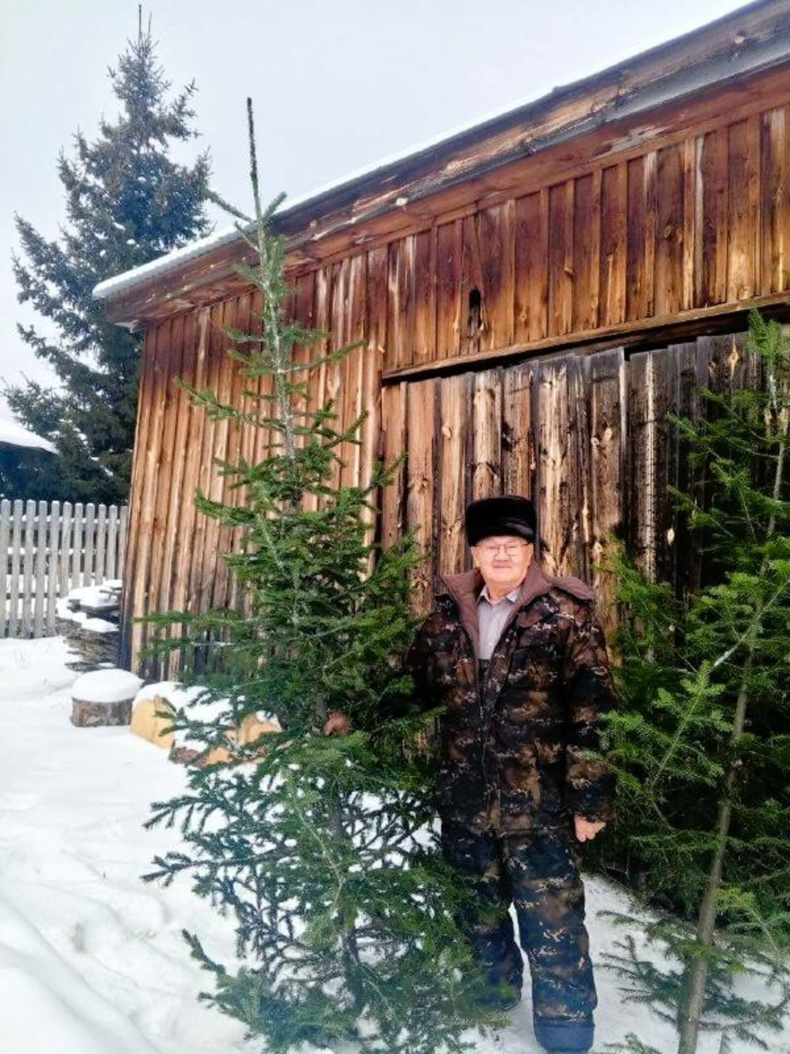 Лесоводы РБ передали семьям участников СВО новогодние ели, сосны и пихты