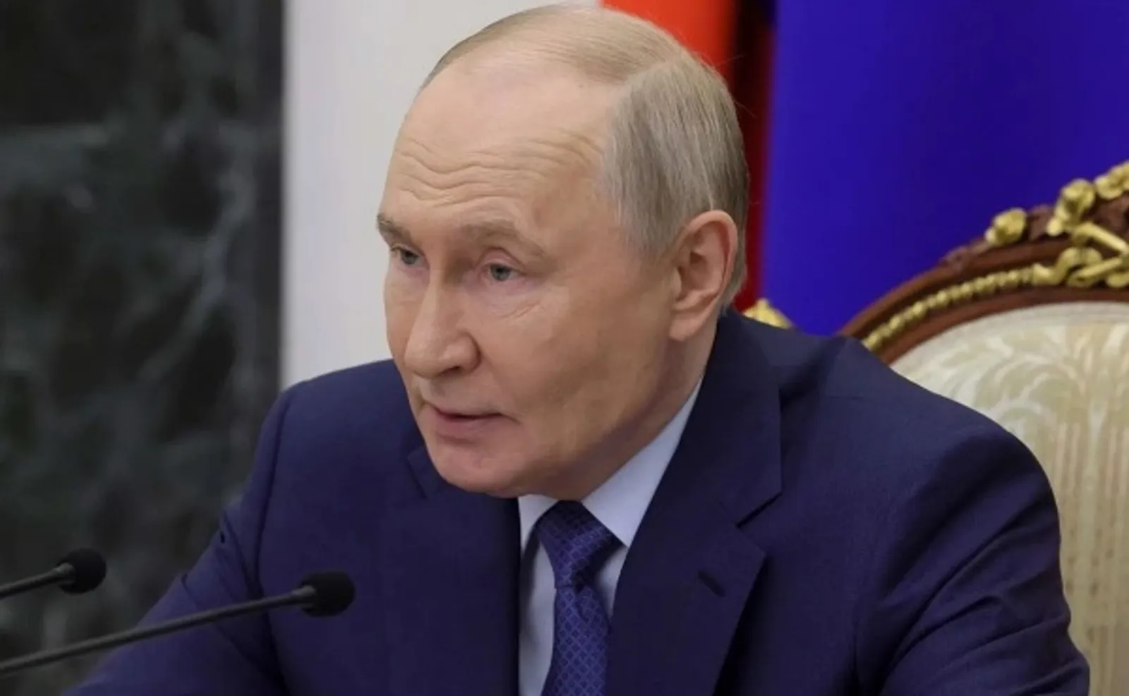 Путин поручил ФСБ обеспечить работу важнейших сервисов при ограничениях
