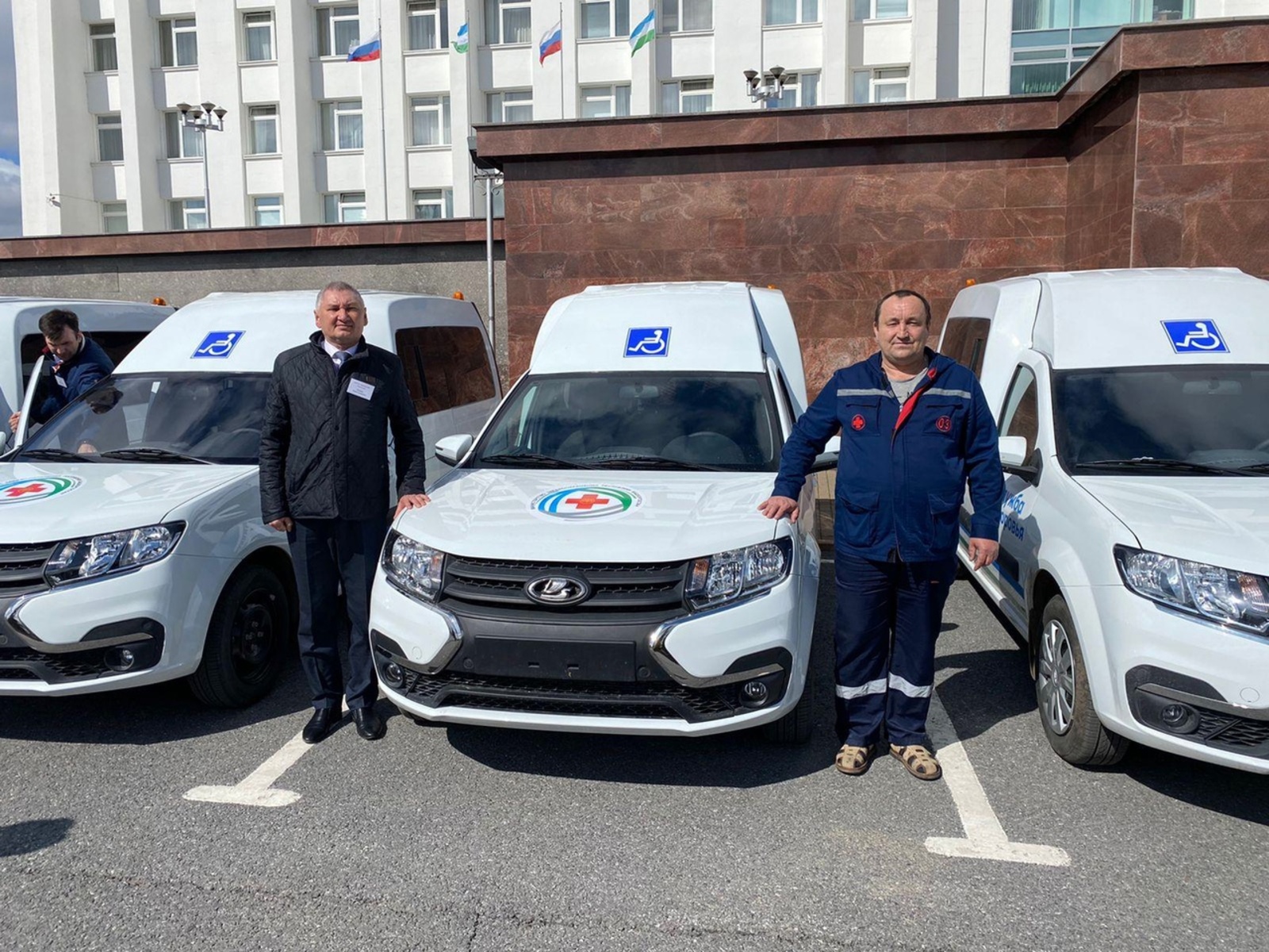 Бураевская ЦРБ получила спецавтомобиль "Ларгус" для маломобильных граждан